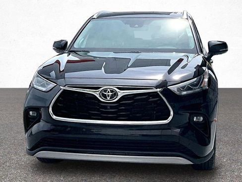 Used 2023 Toyota Highlander Platinum FWD image 3