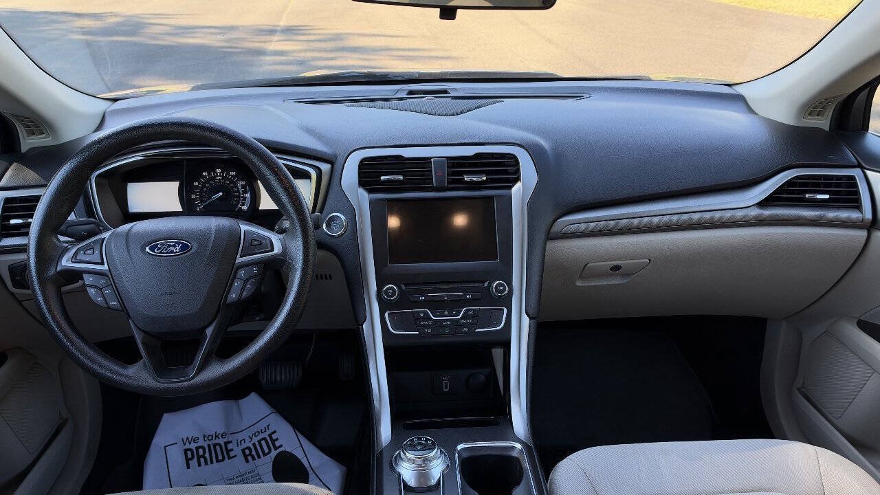 Used 2017 Ford Fusion SE w/ Fusion SE Technology Package FWD image 11