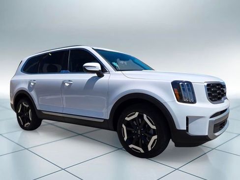 Used 2024 Kia Telluride S FWD image 3