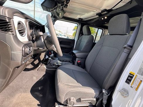 Used 2025 Jeep Wrangler Unlimited Sahara AWD/4WD image 14