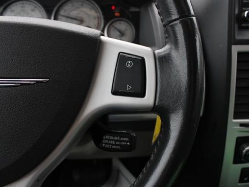 Used 2010 Chrysler Town & Country Touring FWD image 11