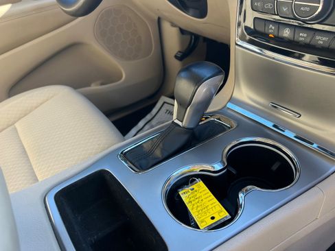 Used 2022 Jeep Grand Cherokee Laredo E w/ Security & Convenience Group image 18