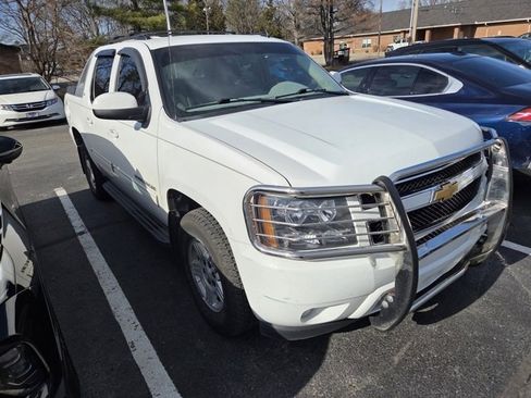 Used 2011 Chevrolet Avalanche LT image 3
