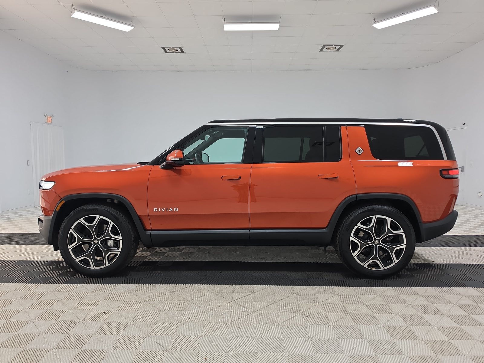 Used 2025 Rivian R1S Adventure Dual AWD/4WD image 2