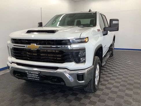 Used 2024 Chevrolet Silverado 2500 LT AWD/4WD image 2