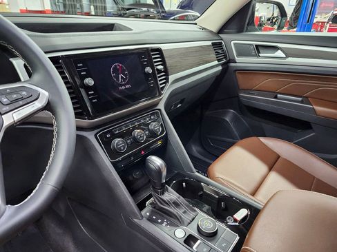 Certified 2022 Volkswagen Atlas SE image 9