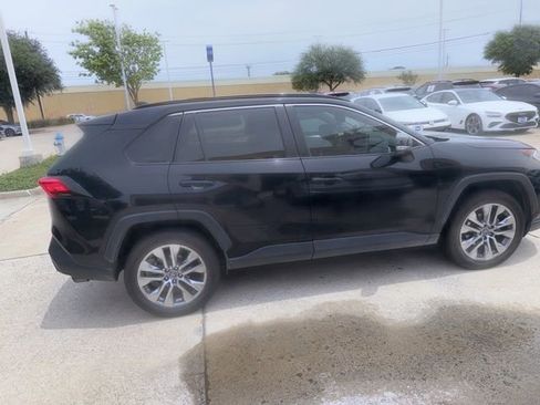 Used 2019 Toyota RAV4 XLE Premium FWD image 5