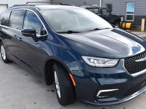 Used 2022 Chrysler Pacifica Touring-L FWD image 3