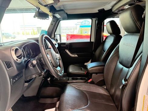 Used 2018 Jeep Wrangler Unlimited Rubicon w/ Connectivity Group image 12