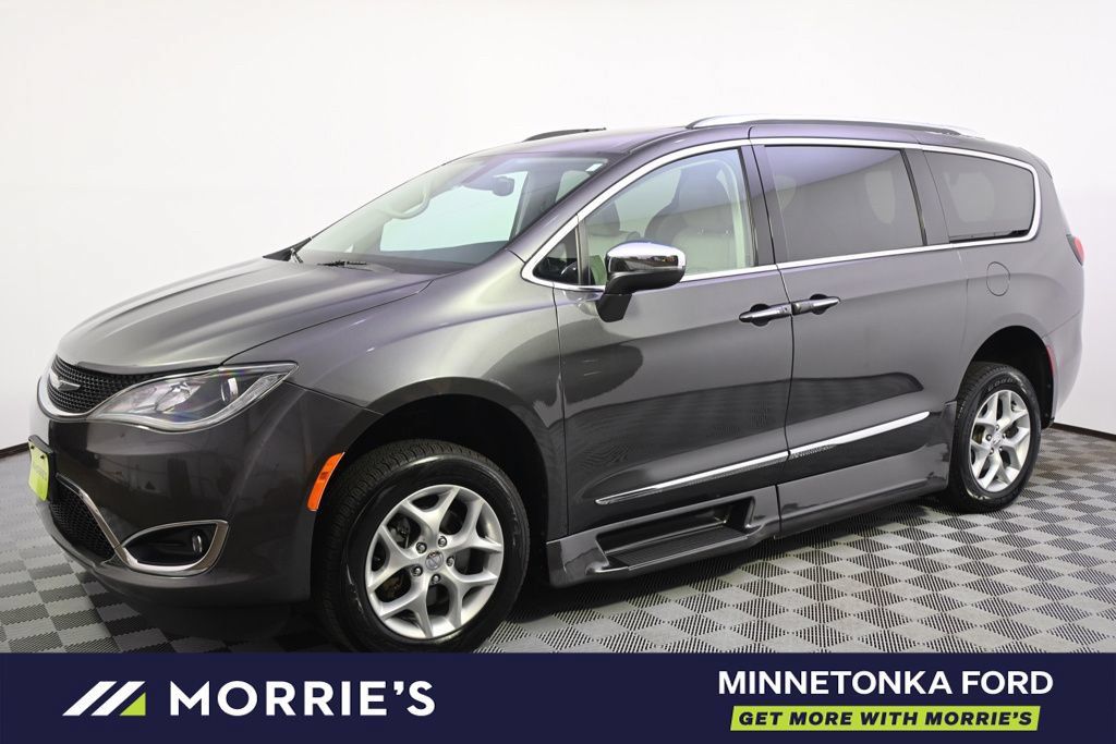 Used 2017 Chrysler Pacifica Limited FWD image 2