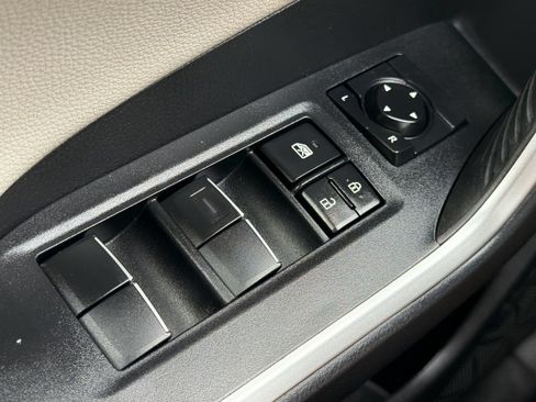 Used 2021 Toyota RAV4 Limited FWD image 31