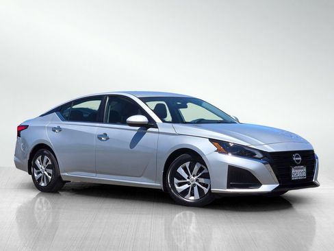 Used 2023 Nissan Altima 2.5 S FWD image 2