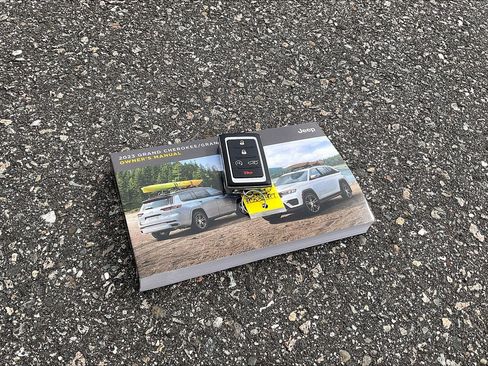 Certified 2023 Jeep Grand Cherokee Limited image 10