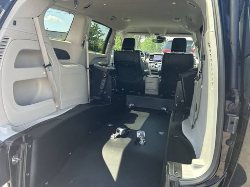 Used 2023 Chrysler Pacifica Touring-L FWD image 6