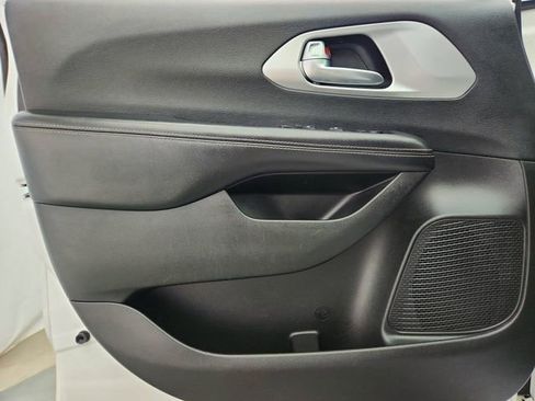 Used 2018 Chrysler Pacifica Touring Plus w/ S Appearance Package FWD image 22