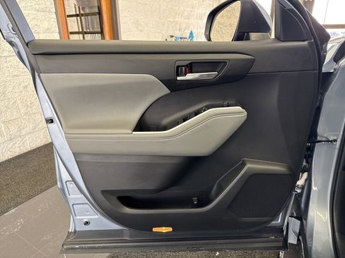 Certified 2024 Toyota Highlander XLE image 35