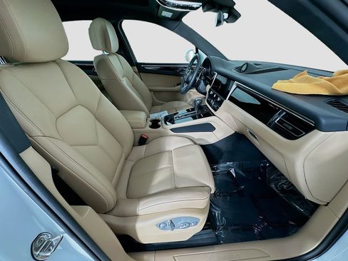Used 2025 Porsche Macan image 31