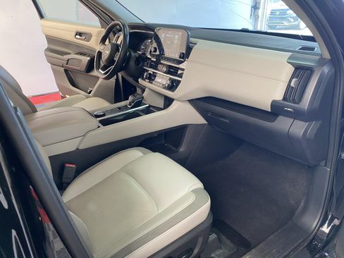Used 2022 Nissan Pathfinder SL AWD/4WD image 8