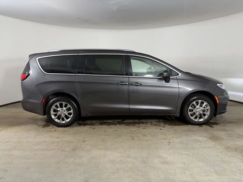 Used 2021 Chrysler Pacifica Touring-L AWD/4WD image 6