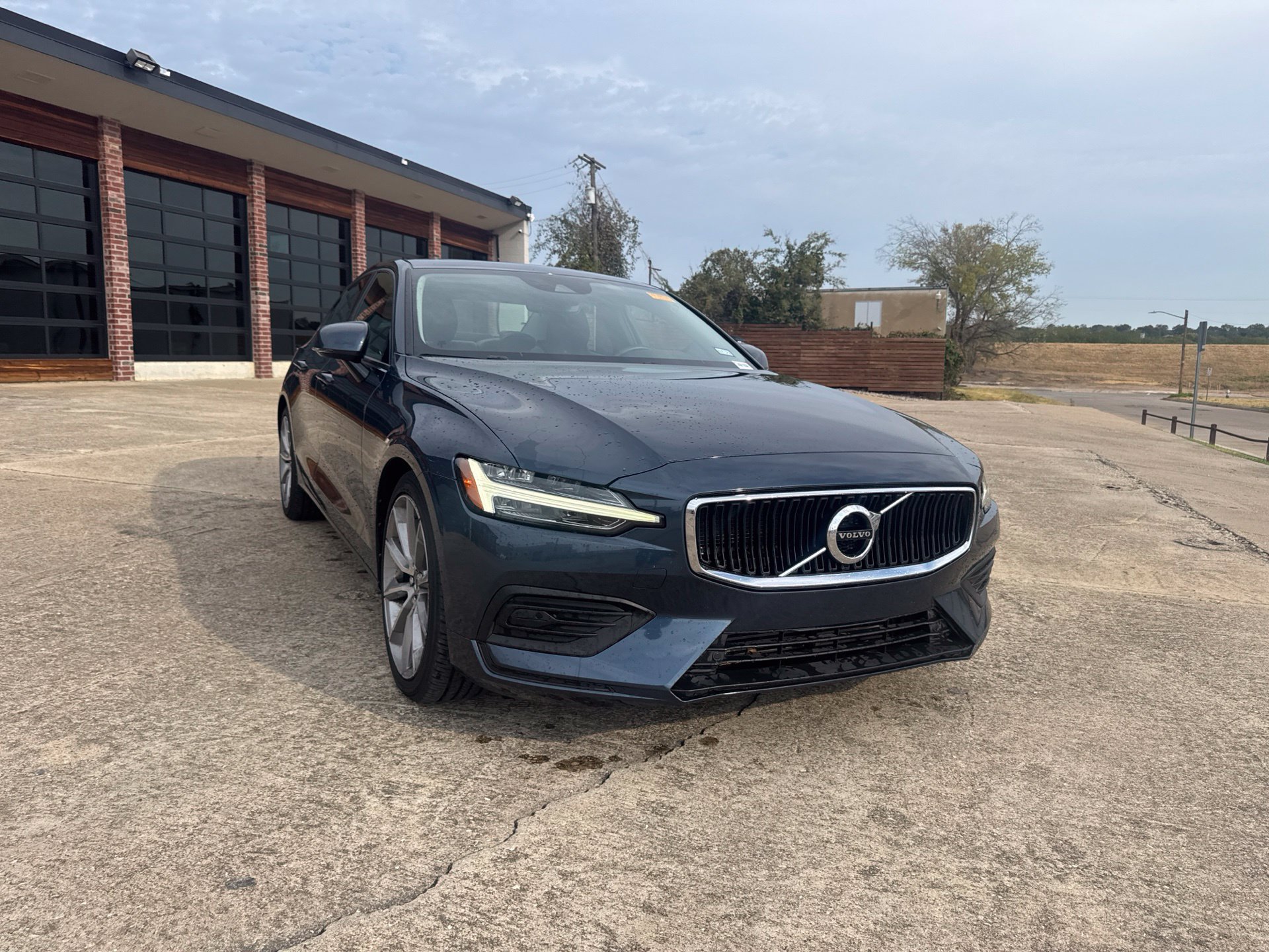 Used 2019 Volvo S60 T5 Momentum w/ Multimedia Package FWD image 3