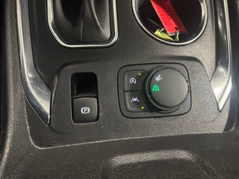 Used 2023 Chevrolet Traverse LT image 24