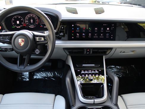 Certified 2025 Porsche Cayenne image 16