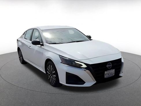 Used 2025 Nissan Altima 2.5 SV FWD image 3