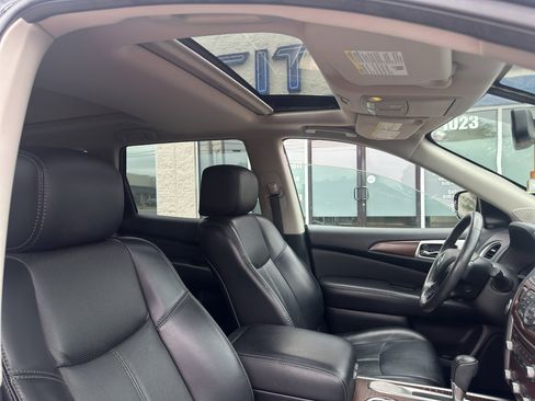 Used 2017 Nissan Pathfinder Platinum w/ Family Entertainment Package FWD image 12