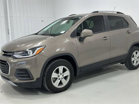 Used 2022 Chevrolet Trax LT w/ Premium Seat Package AWD/4WD image 1