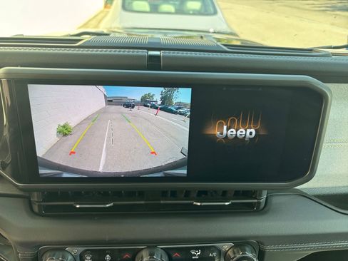 Used 2025 Jeep Wrangler Sahara image 17