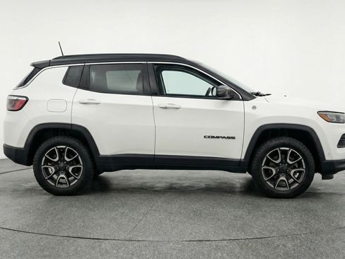Used 2025 Jeep Compass Trailhawk image 11