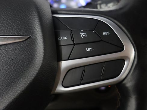 Used 2020 Chrysler Pacifica Touring-L image 40