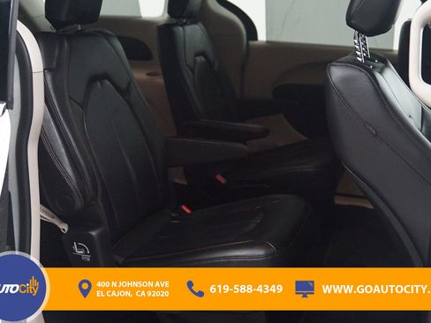 Used 2020 Chrysler Pacifica Touring-L FWD image 11