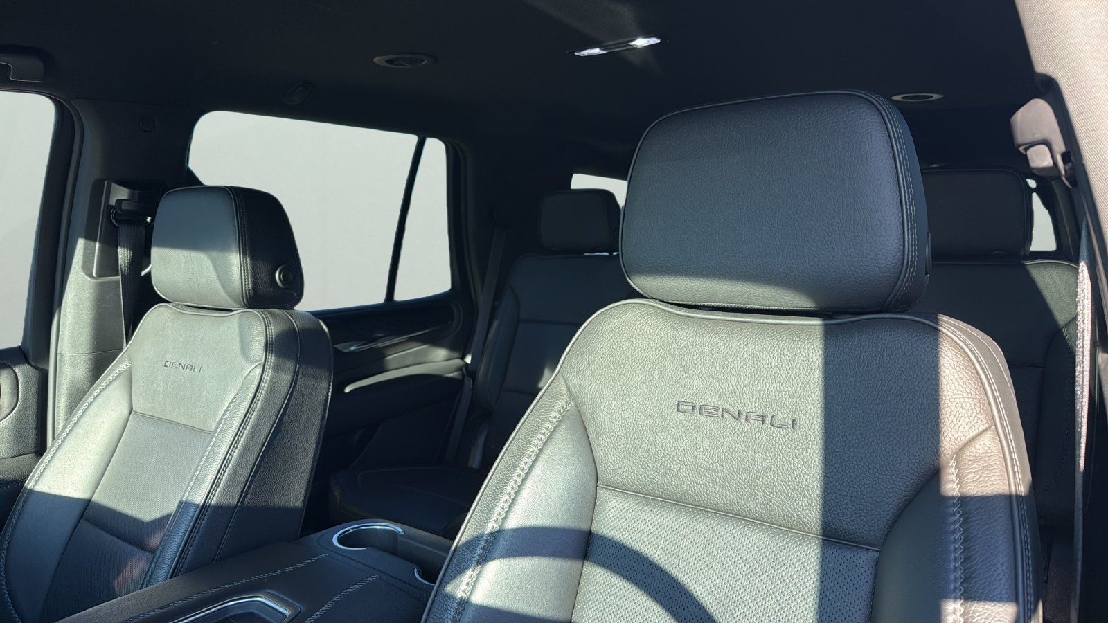 Used 2022 GMC Yukon Denali AWD/4WD image 9
