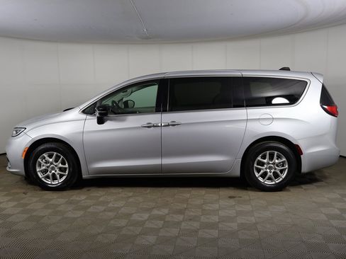 Used 2024 Chrysler Pacifica Touring-L image 14