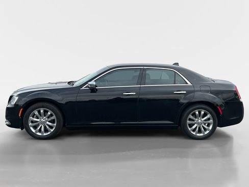 Used 2018 Chrysler 300 Limited AWD/4WD image 2
