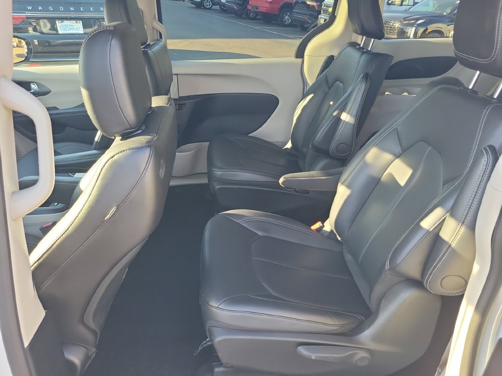 Used 2024 Chrysler Pacifica Limited FWD image 19