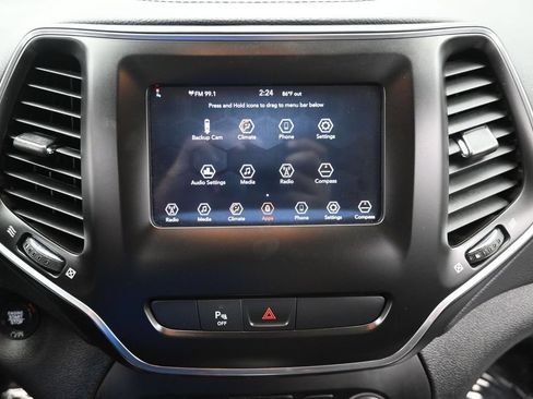 Used 2019 Jeep Cherokee Latitude Plus AWD/4WD image 19