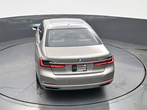 Used 2021 BMW 740i xDrive w/ Premium Package image 32