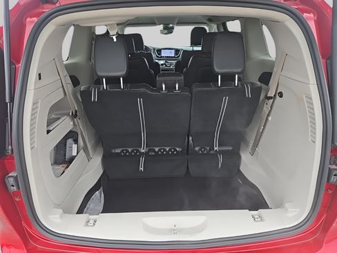 Used 2024 Chrysler Pacifica Touring-L FWD image 27