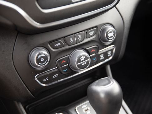 Used 2022 Jeep Cherokee Trailhawk w/ Premium Leather Package image 15