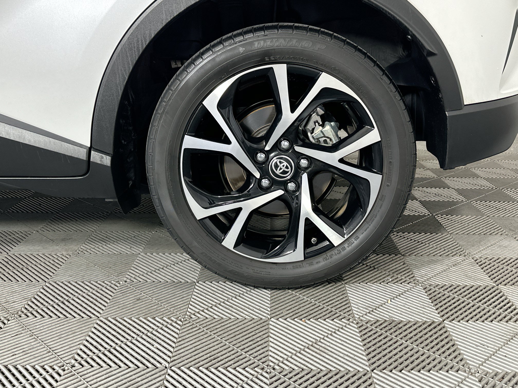 Used 2022 Toyota C-HR XLE FWD image 11