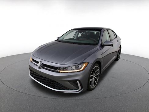 Used 2025 Volkswagen Jetta SE FWD image 3