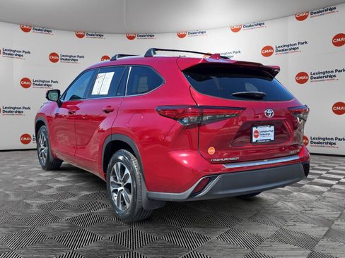 Used 2022 Toyota Highlander XLE image 5