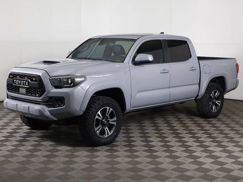 Used 2018 Toyota Tacoma TRD Sport AWD/4WD image 10