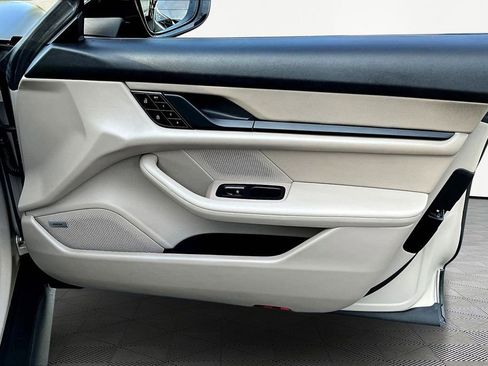 Used 2021 Porsche Taycan image 27