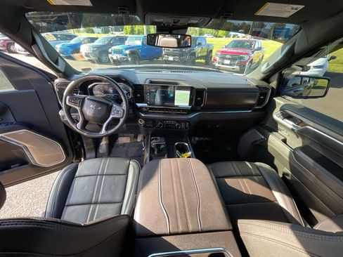 Used 2025 Chevrolet Silverado 1500 High Country w/ Midnight Edition AWD/4WD image 3