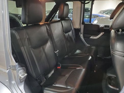 Used 2016 Jeep Wrangler Unlimited Rubicon w/ Connectivity Group AWD/4WD image 19
