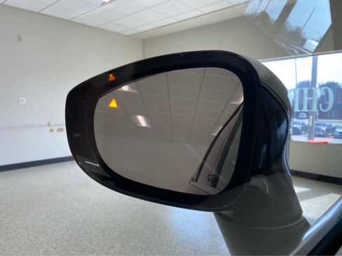 Used 2024 Chrysler Pacifica Touring-L FWD image 39