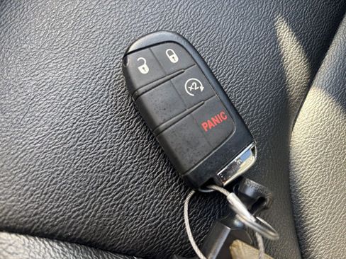 Used 2025 Jeep Compass Limited image 24